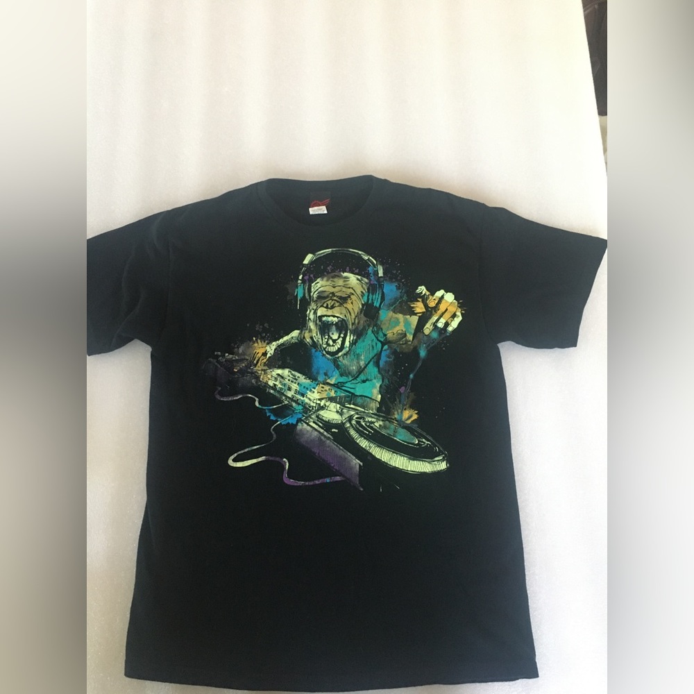 Monkey DJ~ Turntables~Clubbing Monkey~ Black~T-Shirt~Size M~Mad Engine~